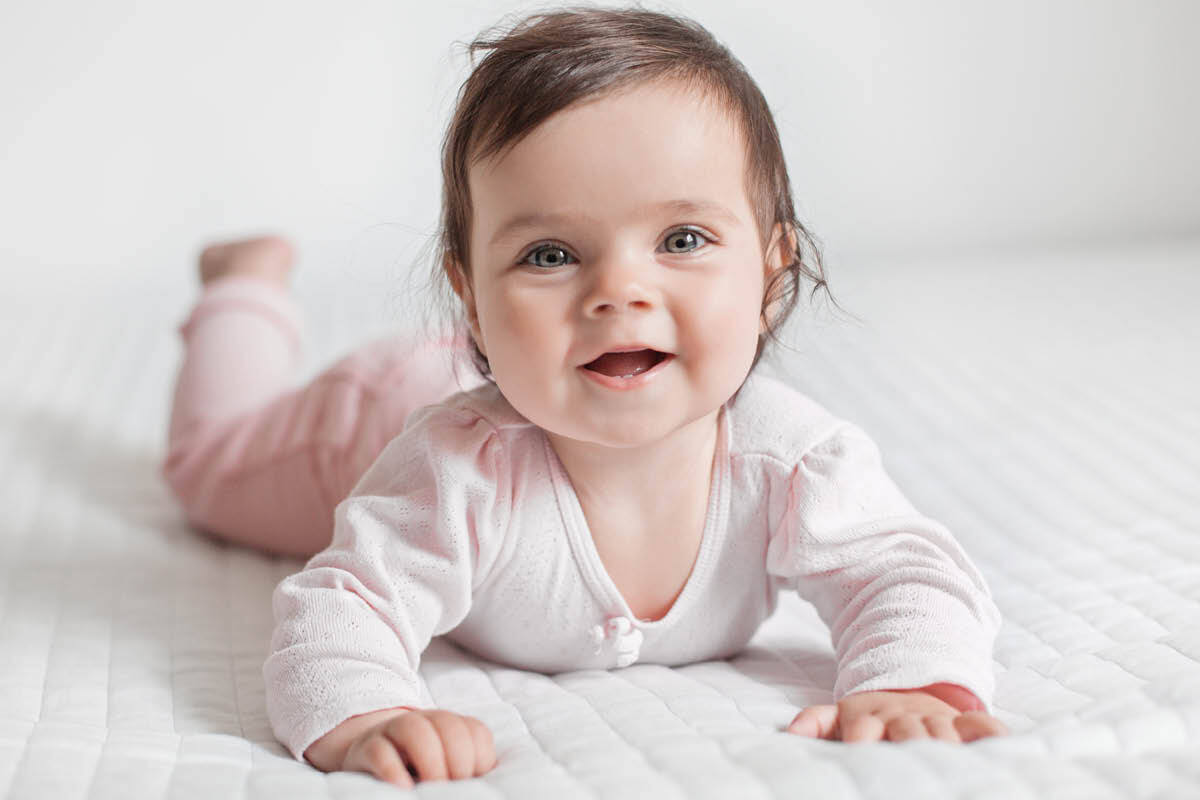 Peuter die staat en zich vasthoudt aan de bank