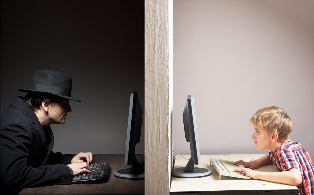 Jongen die internet en een hacker die internet