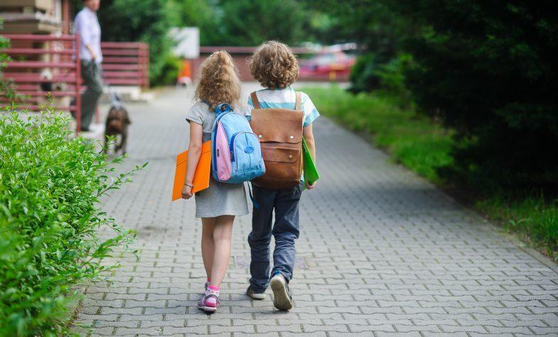 Kinderen die naar school lopen