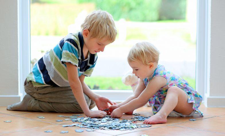 Kinderen die aan het puzzelen zijn