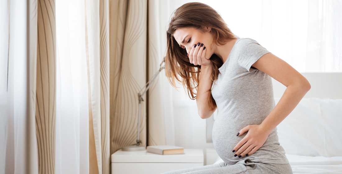Zwangere vrouw die misselijk is