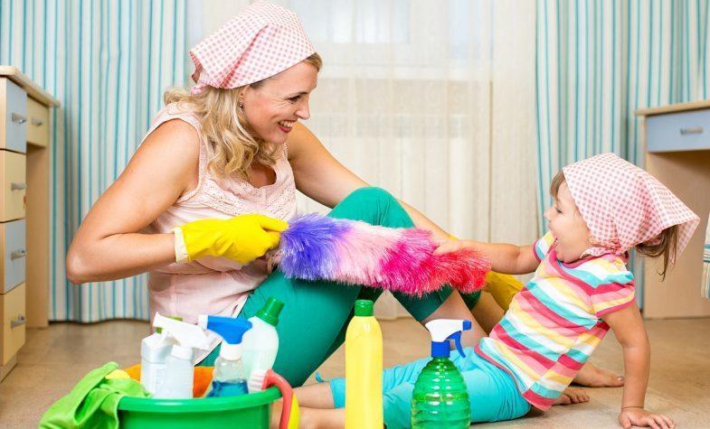 Moeder en dochter die aan het schoonmaken zijn