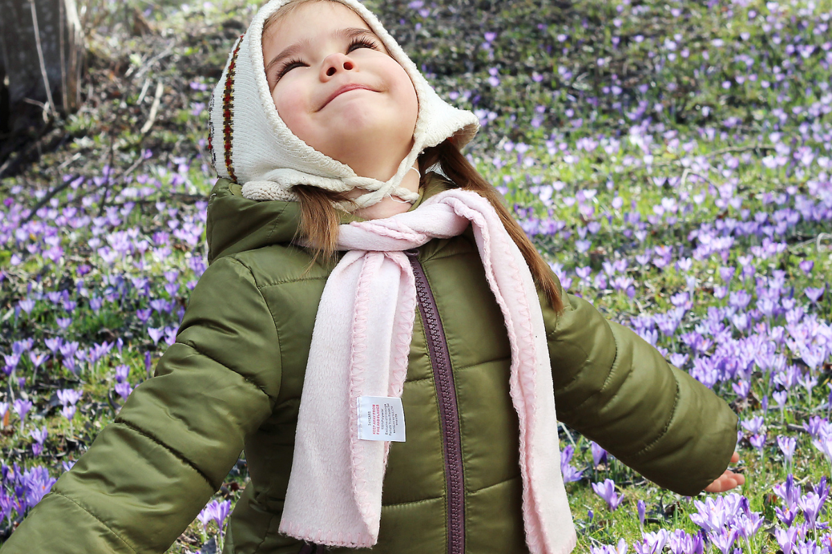 Kind die in de lente aan het buitenspelen is