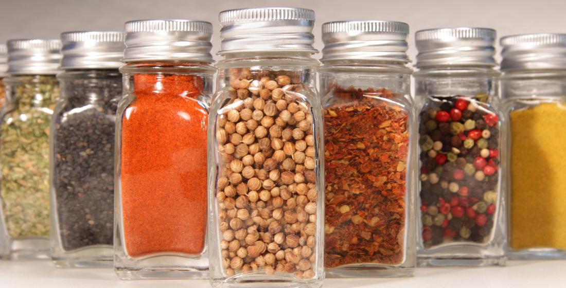 Potjes met verschillende kruiden
