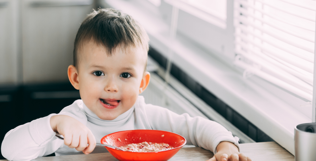 Jongen die mee eet met ouders