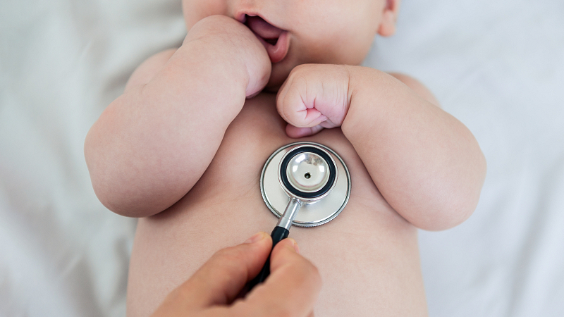 Baby en arts die naar ademhaling luistert