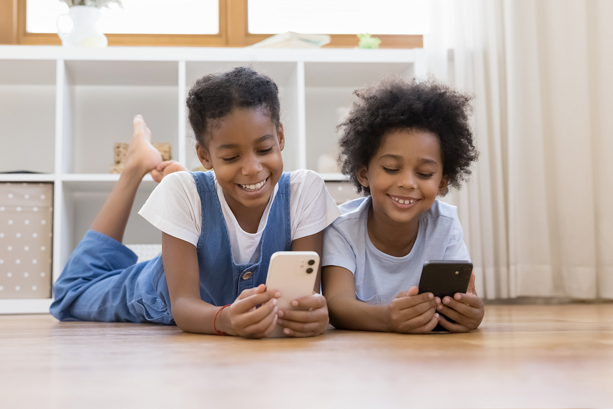 Kinderen die op hun telefoon bekijken