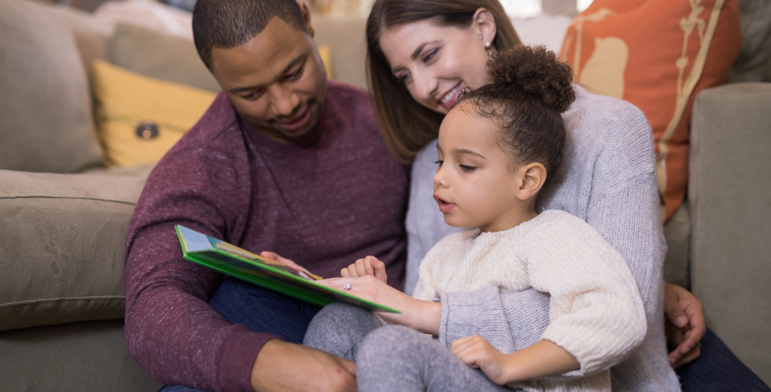 Ouders die samen lezen met kind