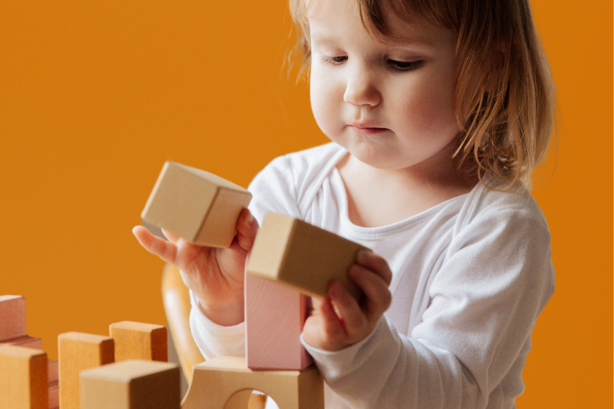Meisje die met blokken speelt