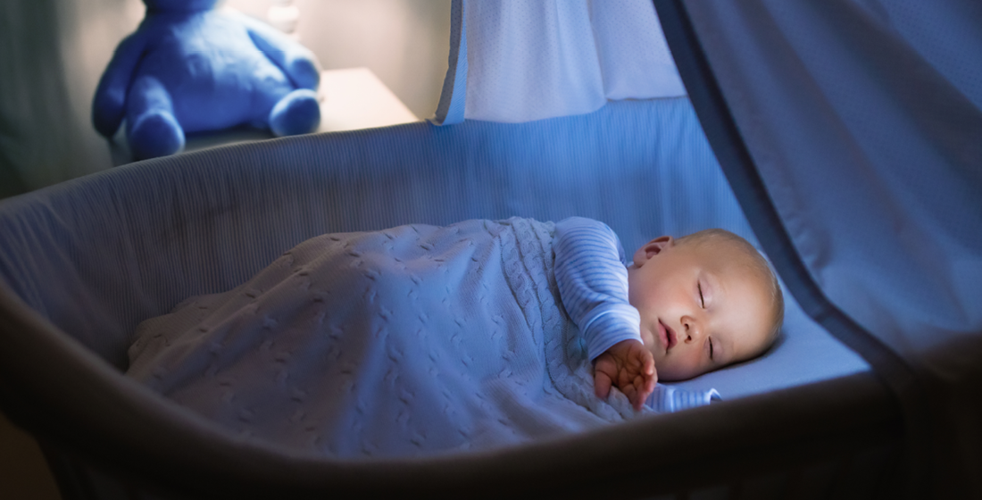 Baby in een wieg
