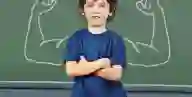 Jongen voor schoolbord waarop gespierde armen achter hem zijn getekend