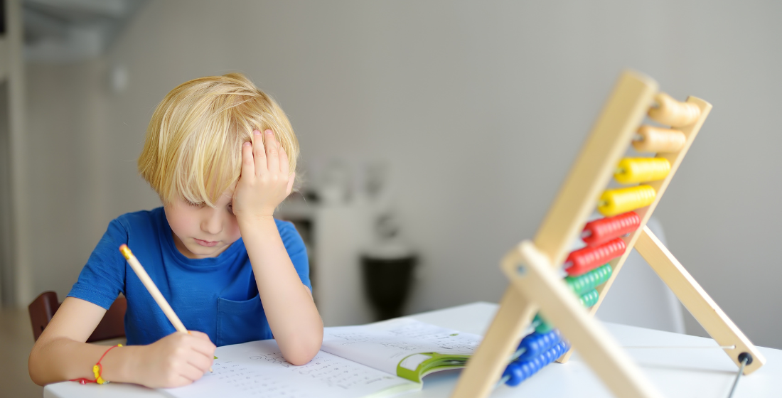 Jongen die aan het leren