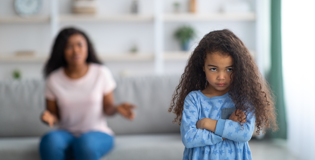 Wanhopige ouder en boos kind met armen over elkaar