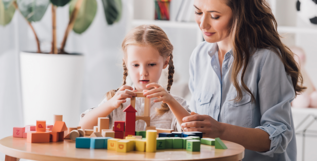 Meisje die aan het spelen is met blokken