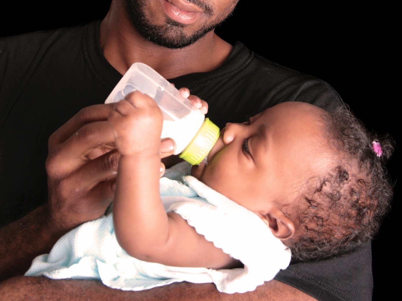 Vader geeft baby de fles