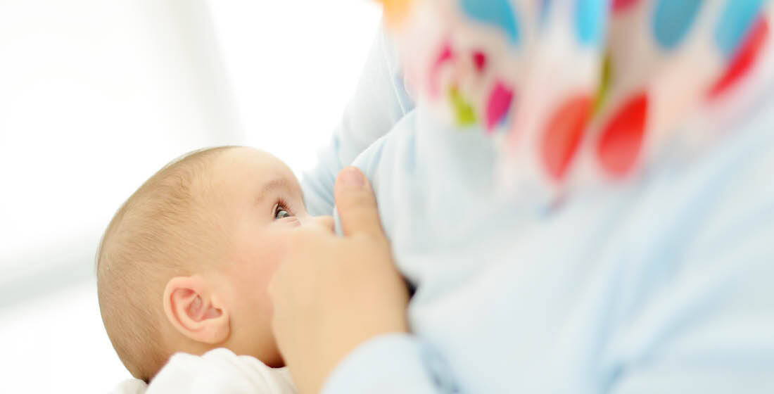 Baby die borstvoeding krijgt