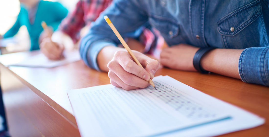 Jongen die eindexamens maakt