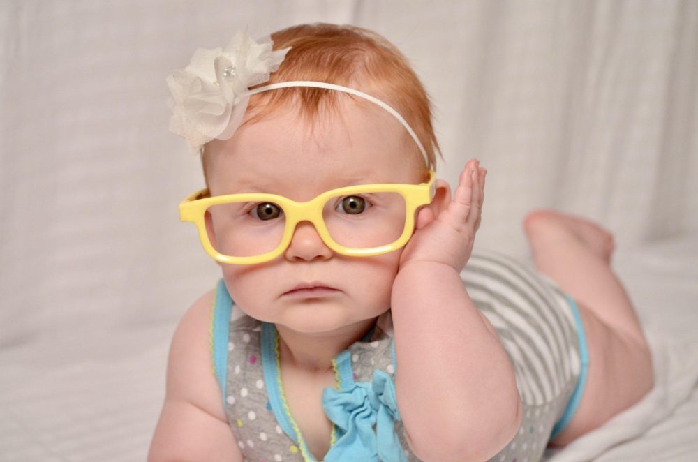 Baby die een bril draagt