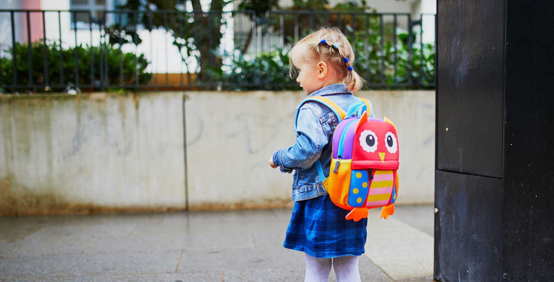 Meisje met rugzak op de basisschool