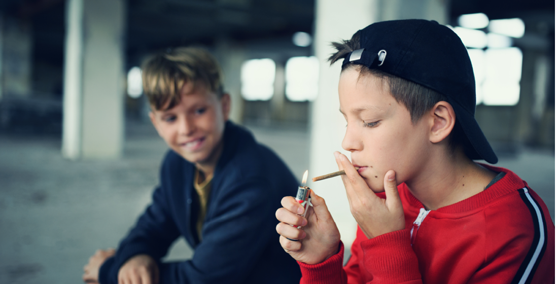 Puber die een sigaret opsteekt