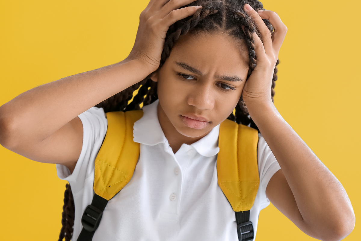Meisje met haar handen in het haar