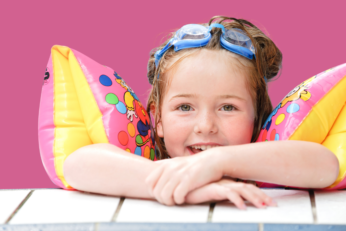Kind met zwembandjes