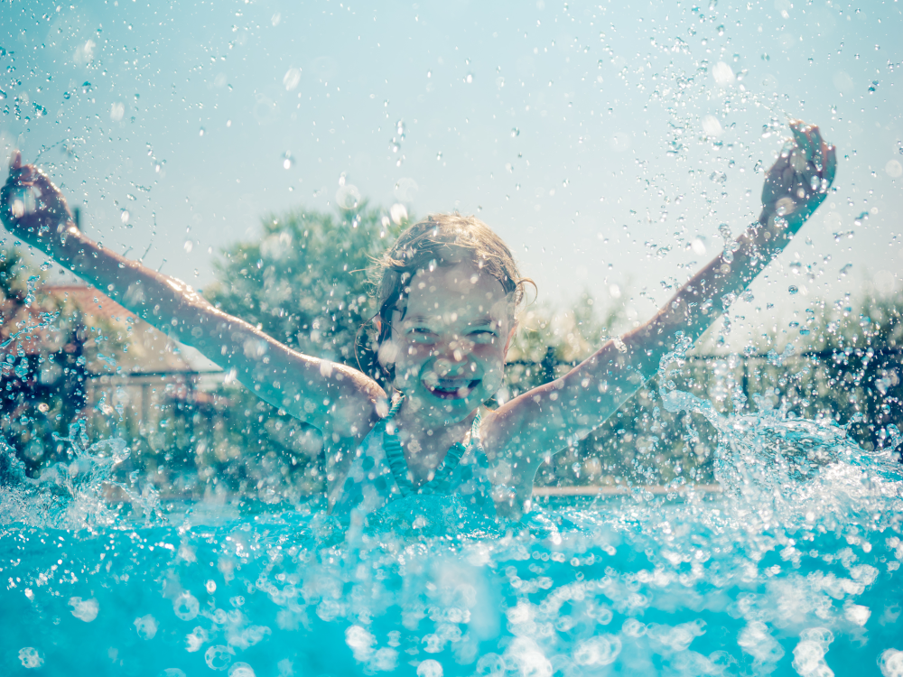 Meisje die aan het zwemmen is