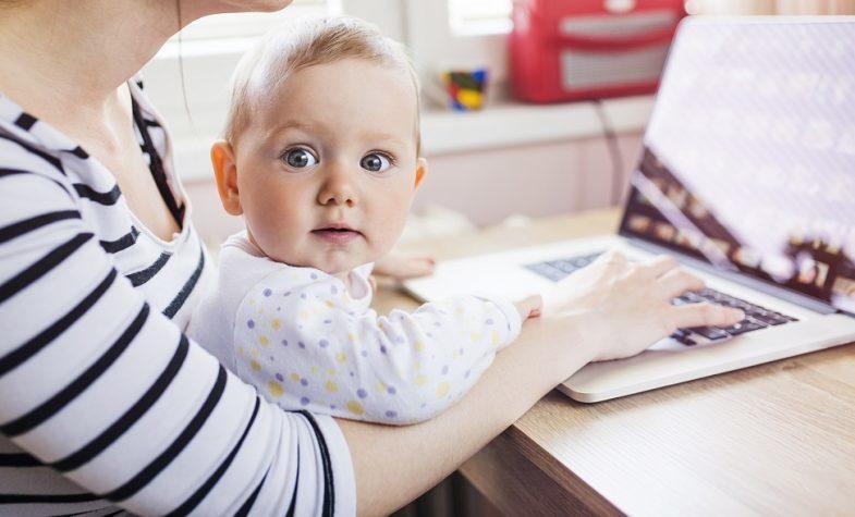 Ouder en kind achter laptop