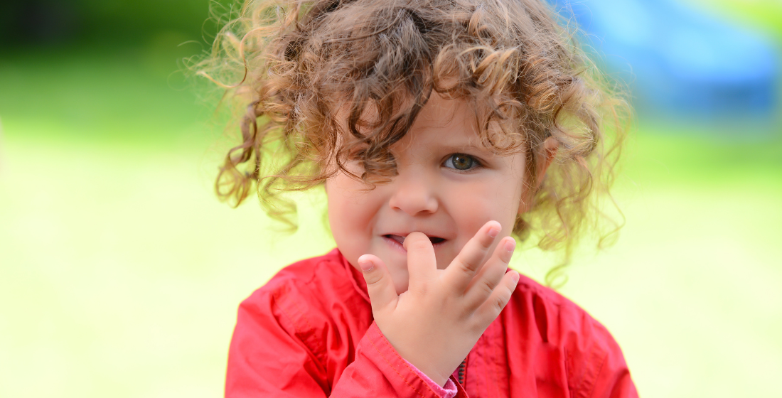 Meisje die aan het nagelbijten is
