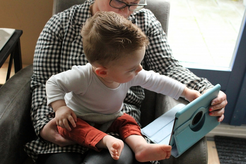 Ouder met kind en tablet