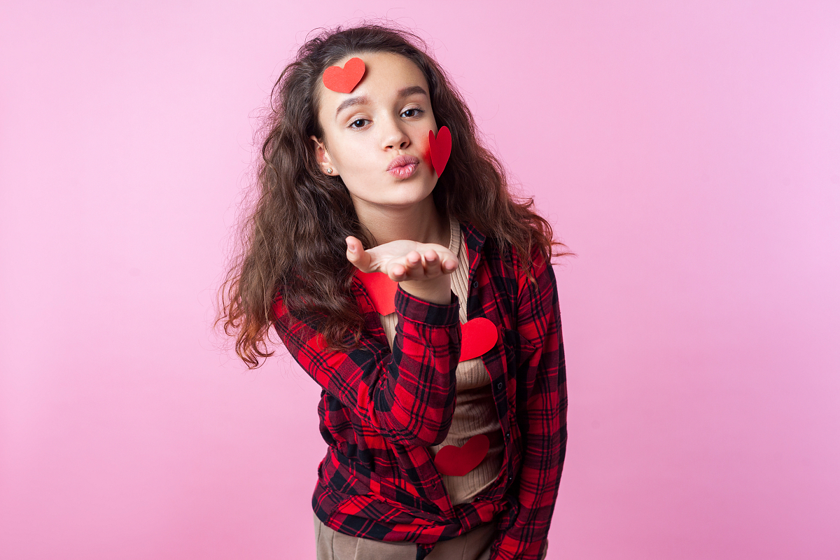 Pubermeisje die een kus blaast