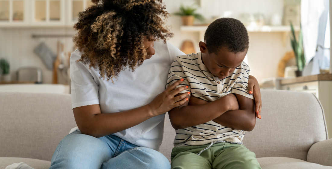 Moeder troost haar teleurgestelde zoon