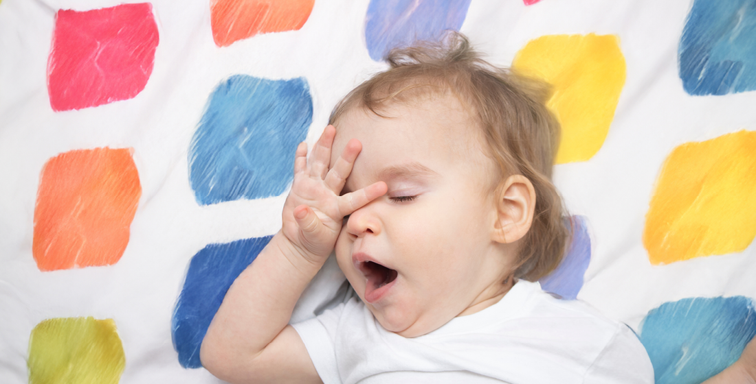 baby die geeuwt