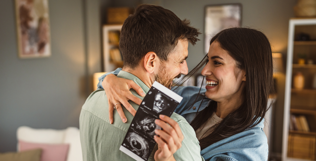 Partners met een echofoto in de hand