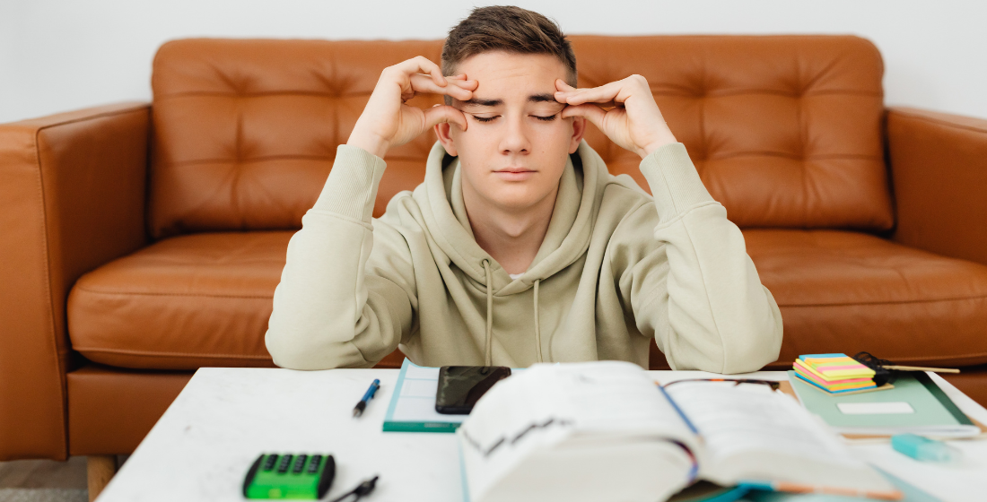 Jongen die moeilijk kijkt tijdens het maken van huiswerk