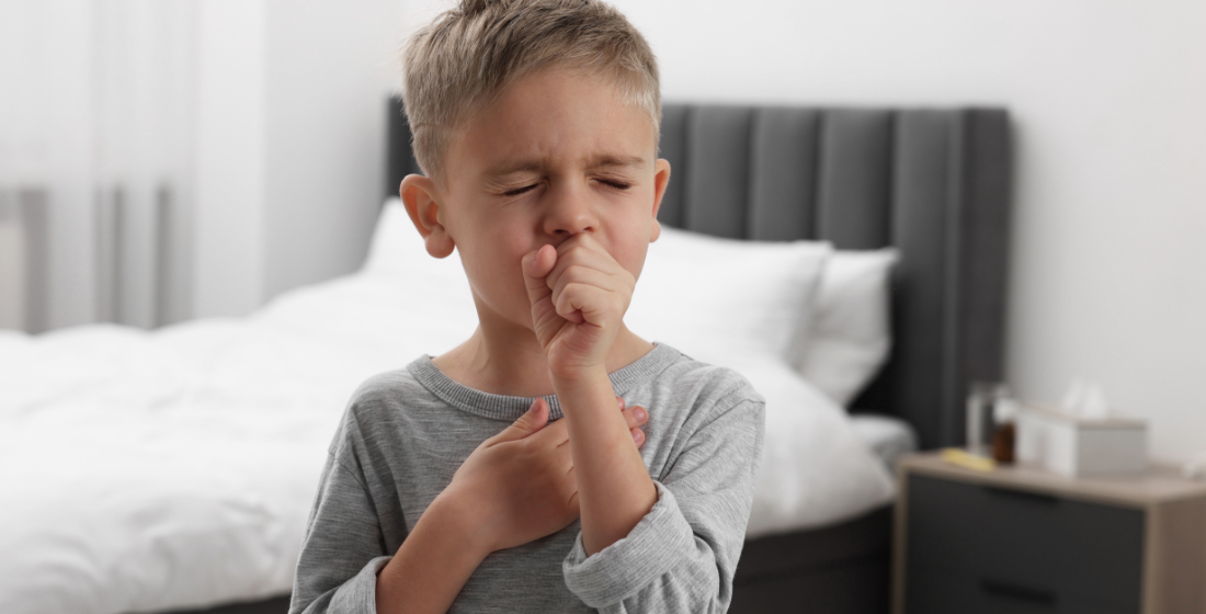 Jongen die hoest