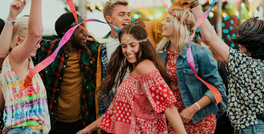 Puber aan het dansen op een festival