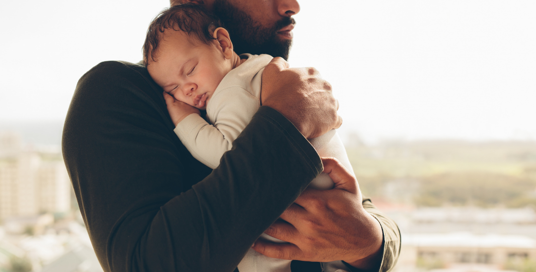 Baby slaapt in armen