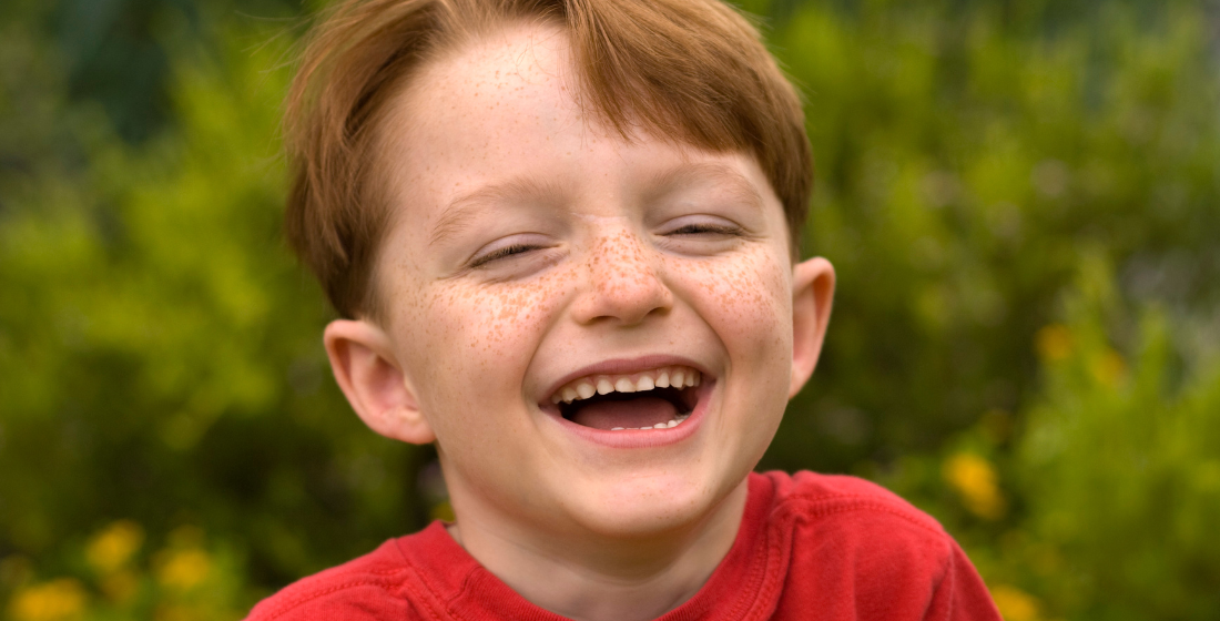 Basisschoolkind die lacht