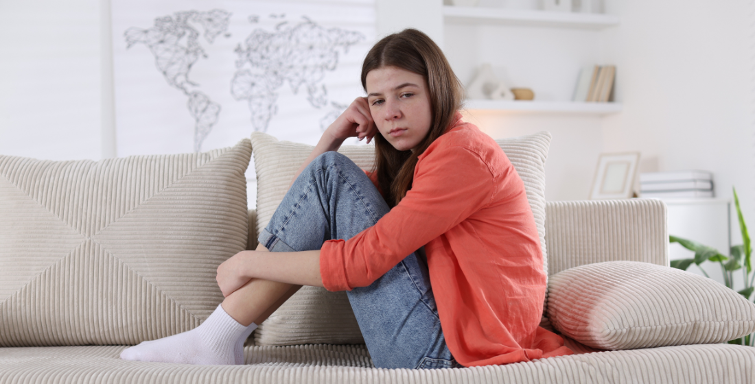 Meisje die somber voor zich uit staart