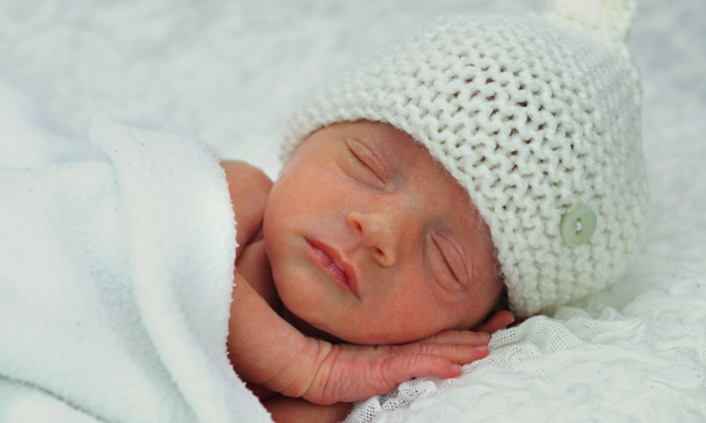 Prematuur baby die slaapt