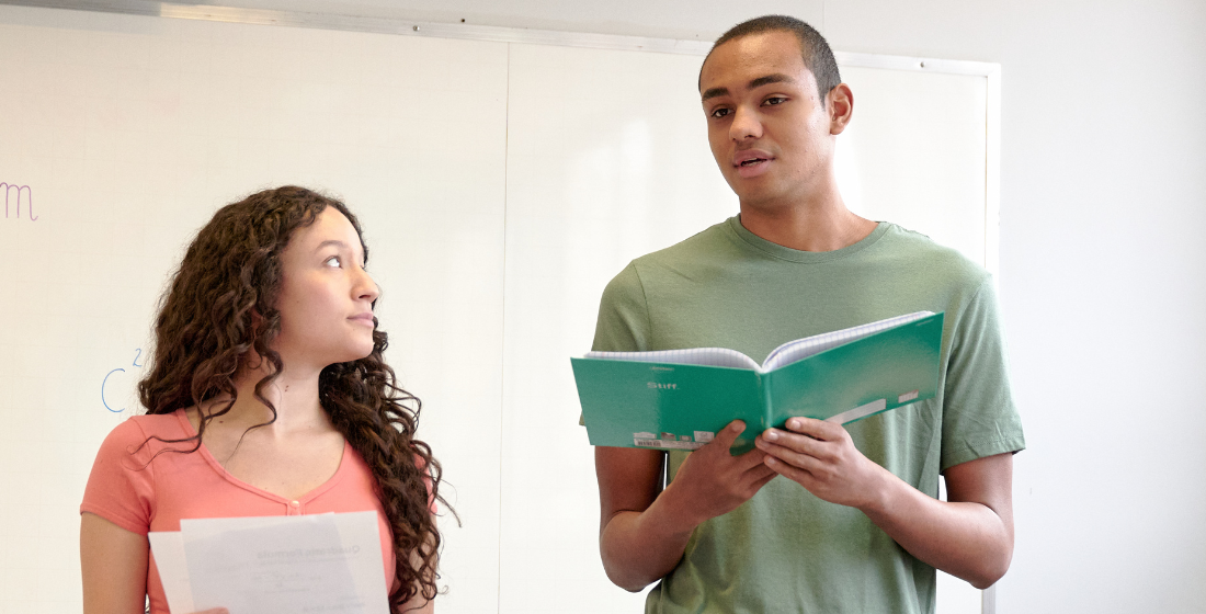 Jongeren die presenteren op school