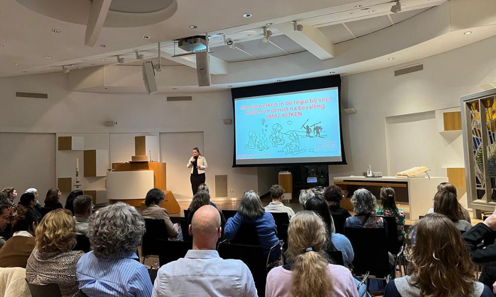 Persoon die presenteert aan een groep