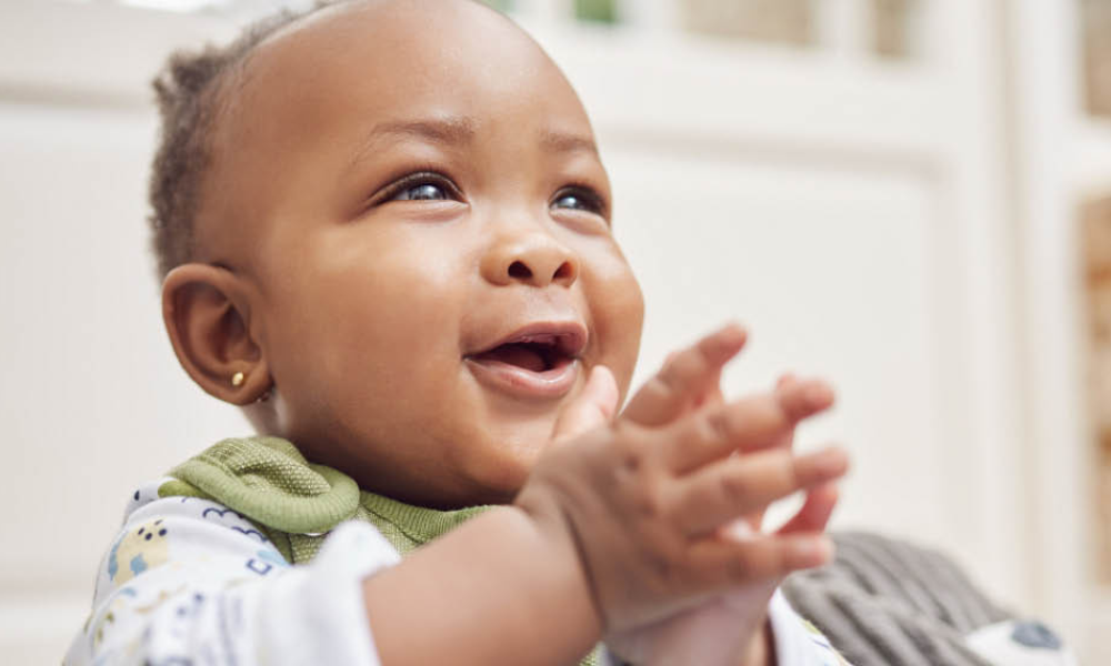 Blije baby die klapt in haar handen