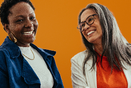 2 vrouwen die samen lachen
