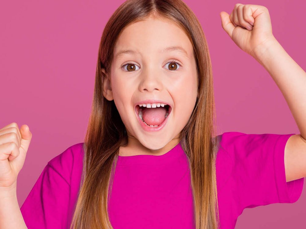 Meisje juicht en lacht