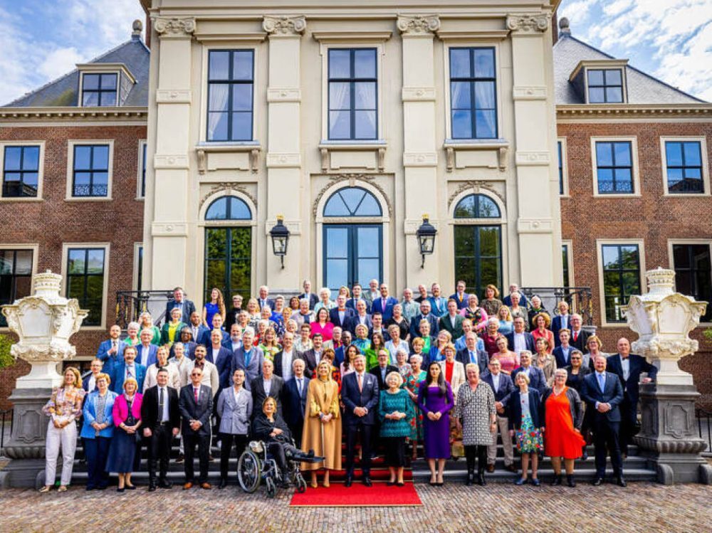 Groepsfoto van mensen die mochten lunchen bij de koning