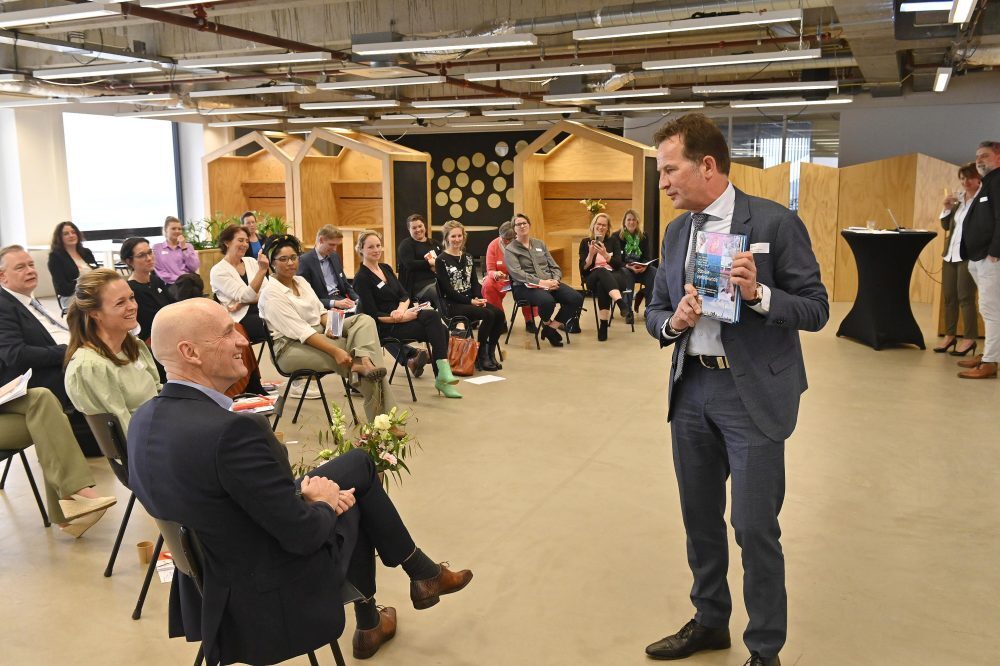 Minister Ernst Kuipers brengt werkbezoek aan integrale geboortezorg Rotterdam-Rijnmond