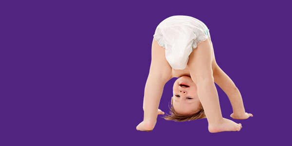 Dreumes in luier staat op zijn hoofd