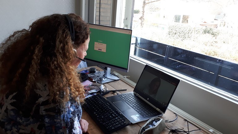 Ellen Lindhout voert gesprek via beeldbellen